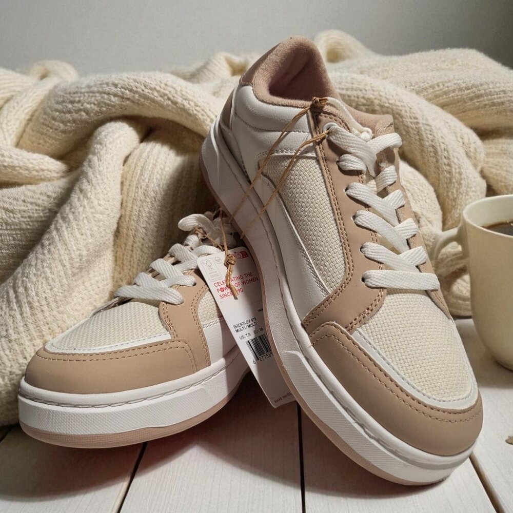 Roxy Women's Brentley‎ Lace Up Sneakers size 7.5 color cream and light tan